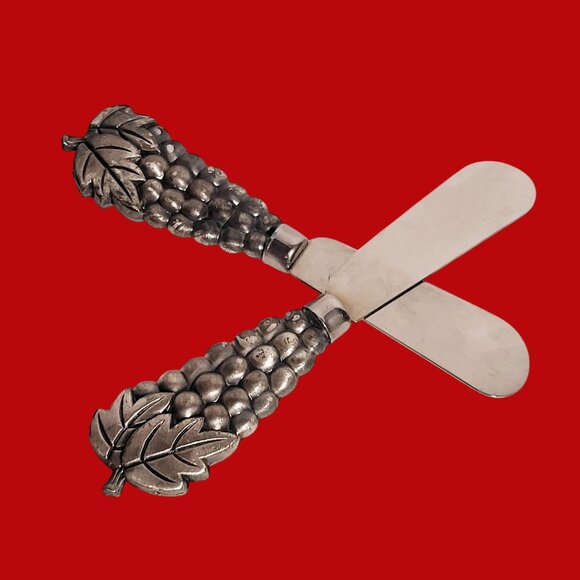 Vintage Pewter Grapes Handle Cheese Spreaders Set of 2 - Picture 7 of 8